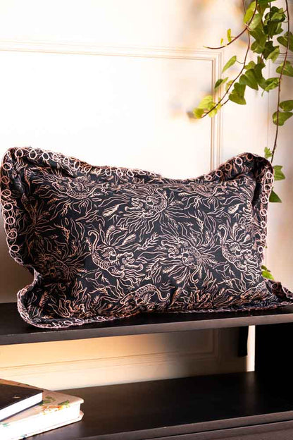 Coussin Tigre noir et rose avec joli bord festonné
