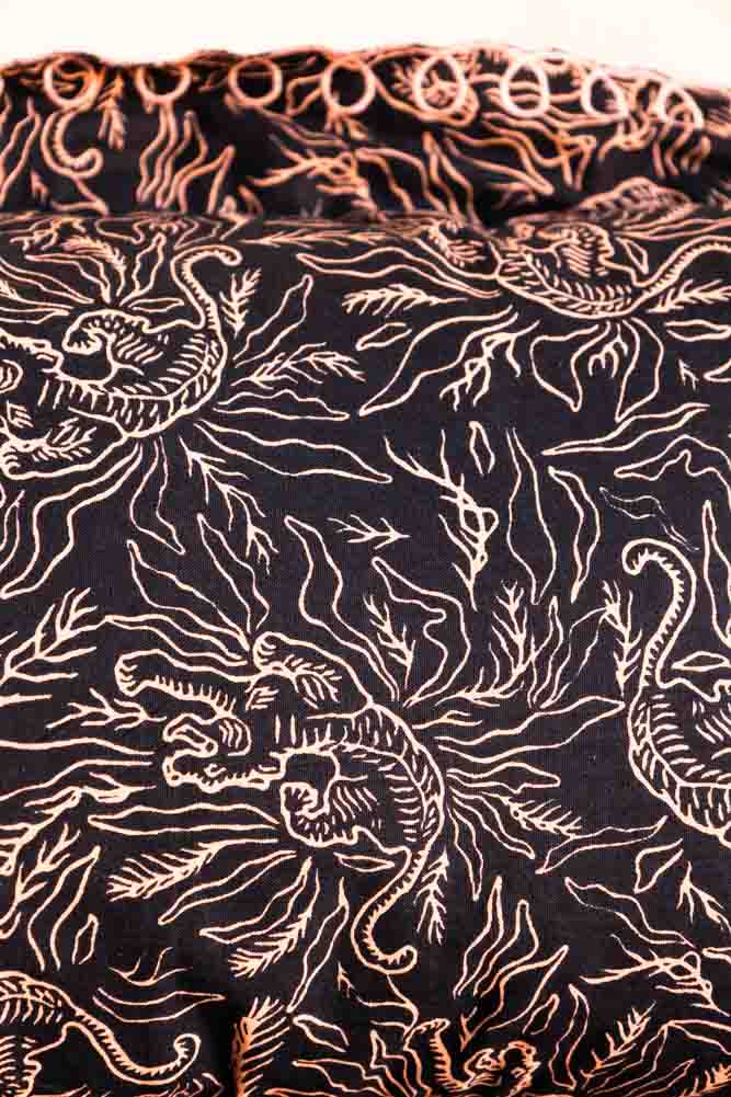 Coussin Tigre noir et rose avec joli bord festonné