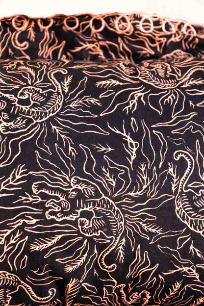 Coussin Tigre noir et rose avec joli bord festonné