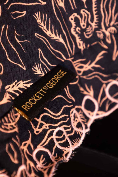 Coussin Tigre noir et rose avec joli bord festonné