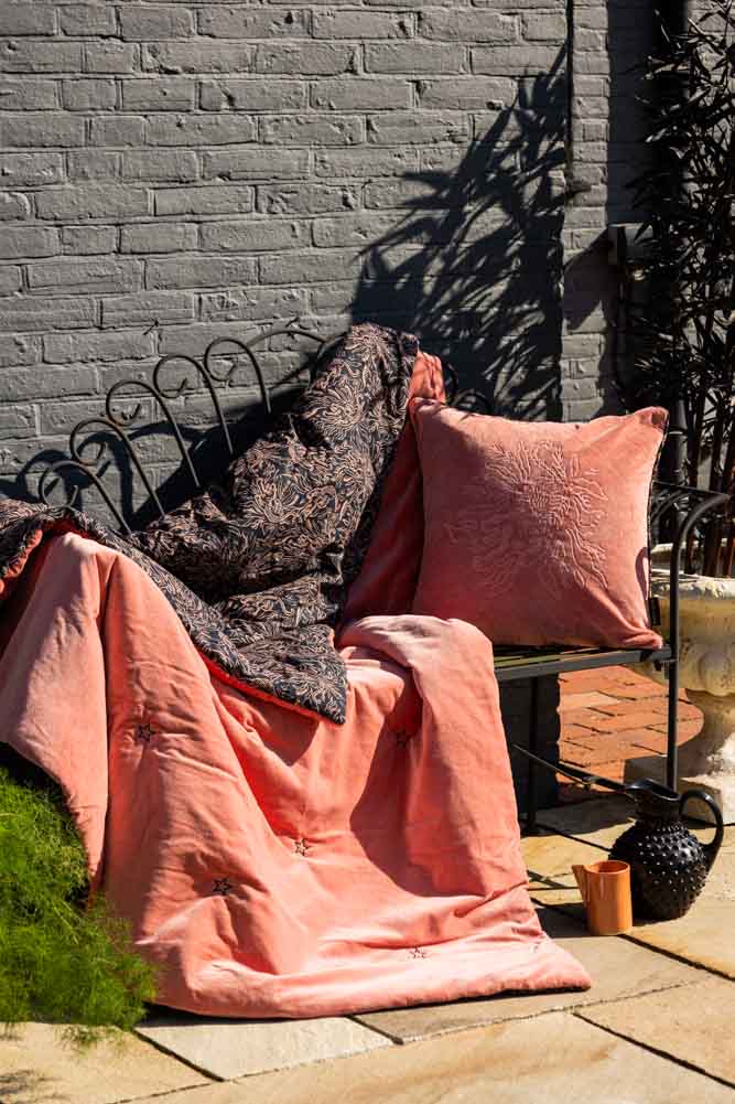 Couette réversible en velours noir et rose motif tigre