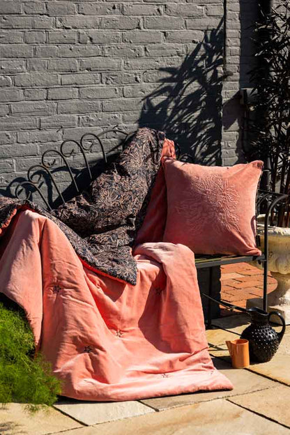 Couette réversible en velours noir et rose motif tigre
