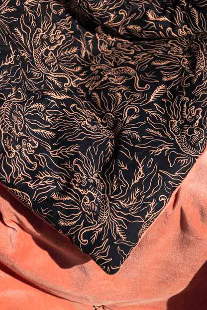 Couette réversible en velours noir et rose motif tigre