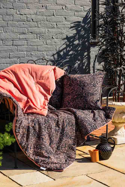 Couette réversible en velours noir et rose motif tigre