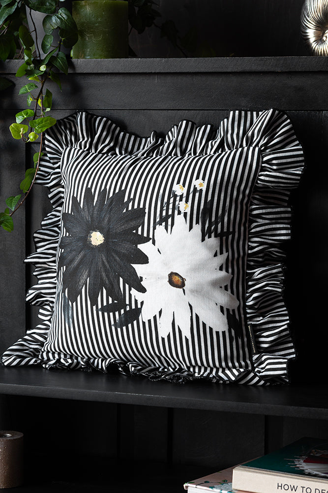 Housse de coussin florale à rayures noires et naturelles avec bord à volants