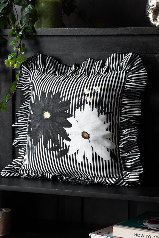 Housse de coussin florale à rayures noires et naturelles avec bord à volants
