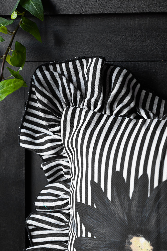 Housse de coussin florale à rayures noires et naturelles avec bord à volants