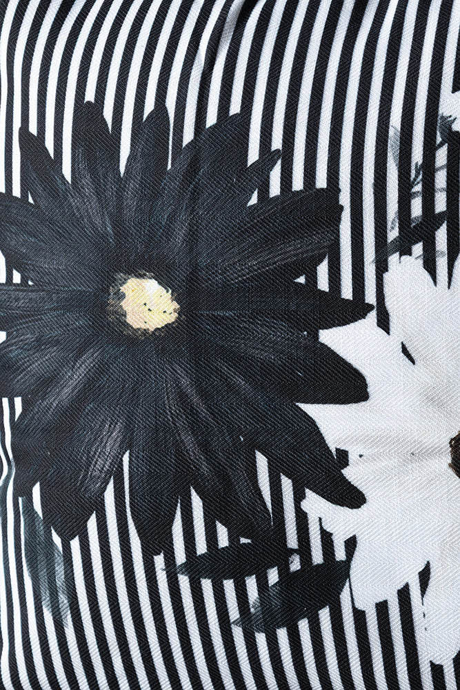 Housse de coussin florale à rayures noires et naturelles avec bord à volants