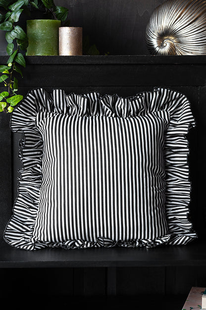 Housse de coussin florale à rayures noires et naturelles avec bord à volants