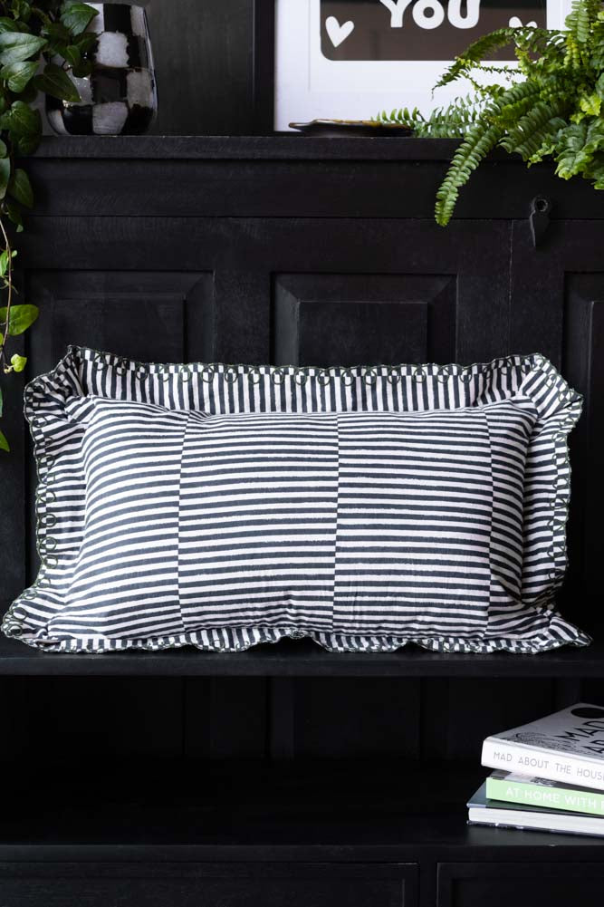 Coussin à rayures noires et blanches avec bord festonné