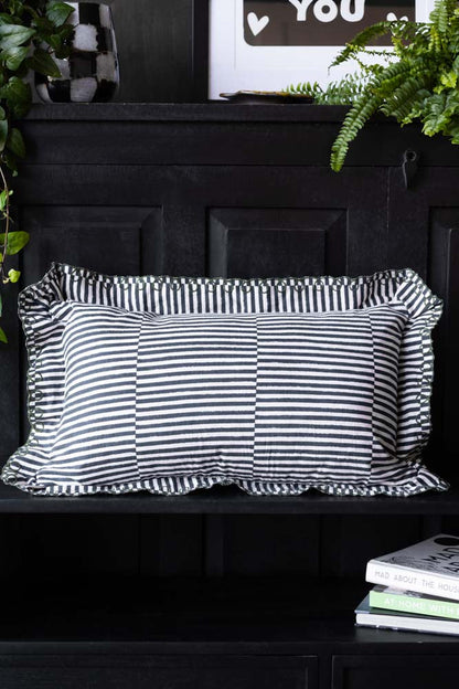 Coussin à rayures noires et blanches avec bord festonné