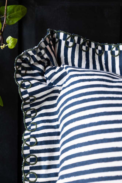 Coussin à rayures noires et blanches avec bord festonné