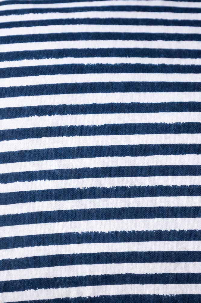Coussin à rayures noires et blanches avec bord festonné