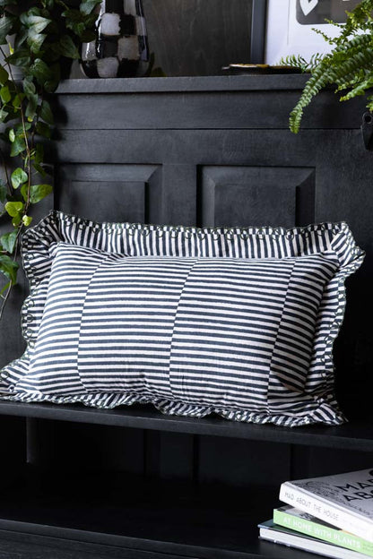 Coussin à rayures noires et blanches avec bord festonné