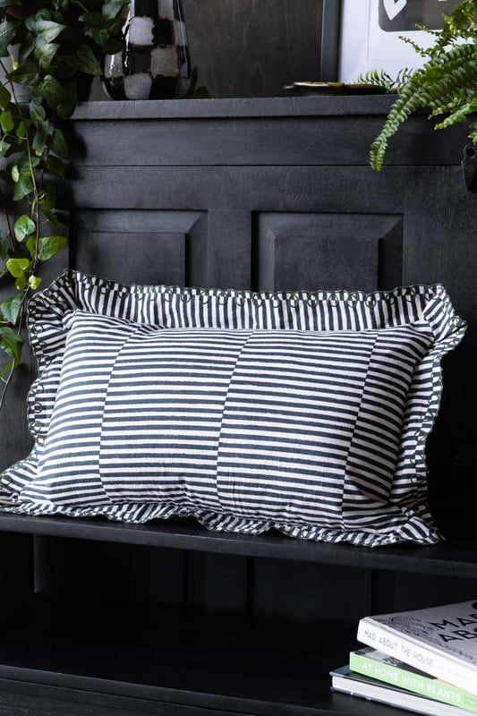 Coussin à rayures noires et blanches avec bord festonné