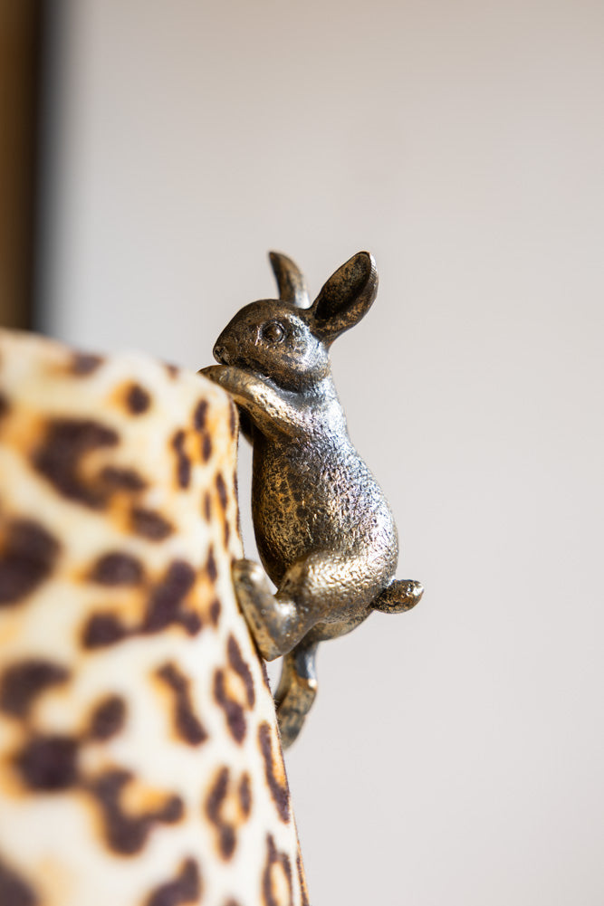 Décoration suspendue en forme de lapin grimpant