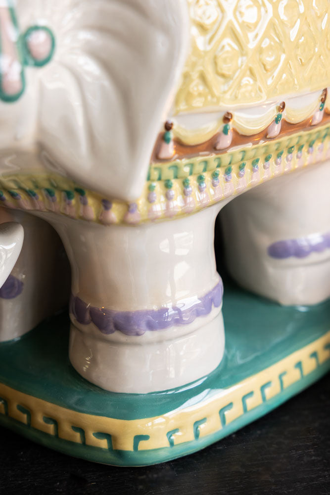 Ornement décoratif en forme d'éléphant