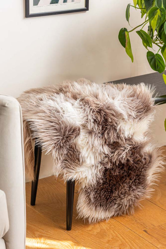 Tapis en fausse peau de mouton blanc et noyer