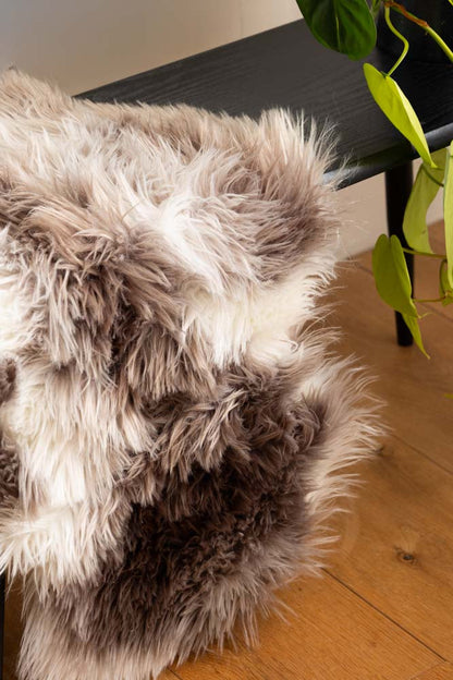 Tapis en fausse peau de mouton blanc et noyer