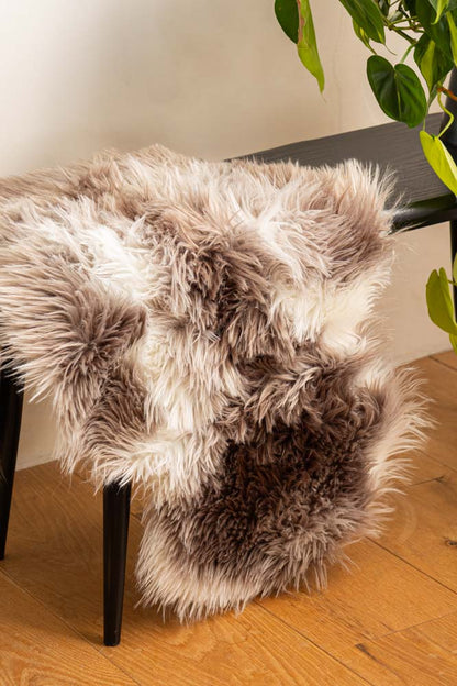 Tapis en fausse peau de mouton blanc et noyer