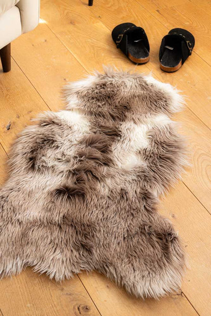 Tapis en fausse peau de mouton blanc et noyer