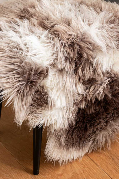 Tapis en fausse peau de mouton blanc et noyer