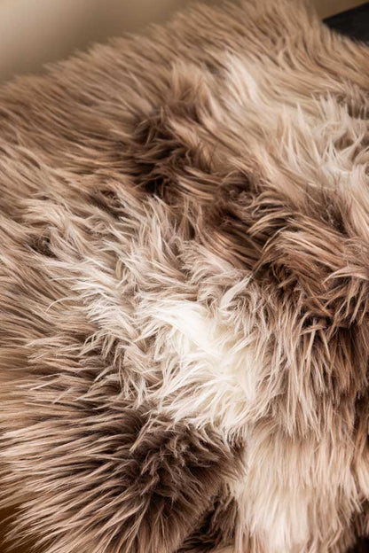 Tapis en fausse peau de mouton blanc et noyer