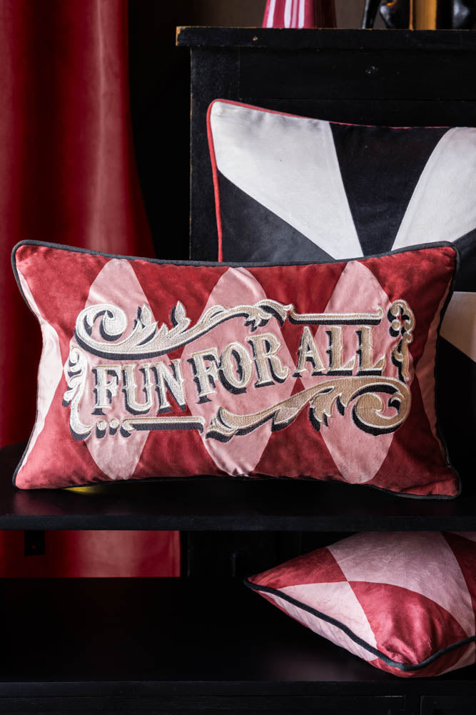 Coussin brodé doré « Fun For All »