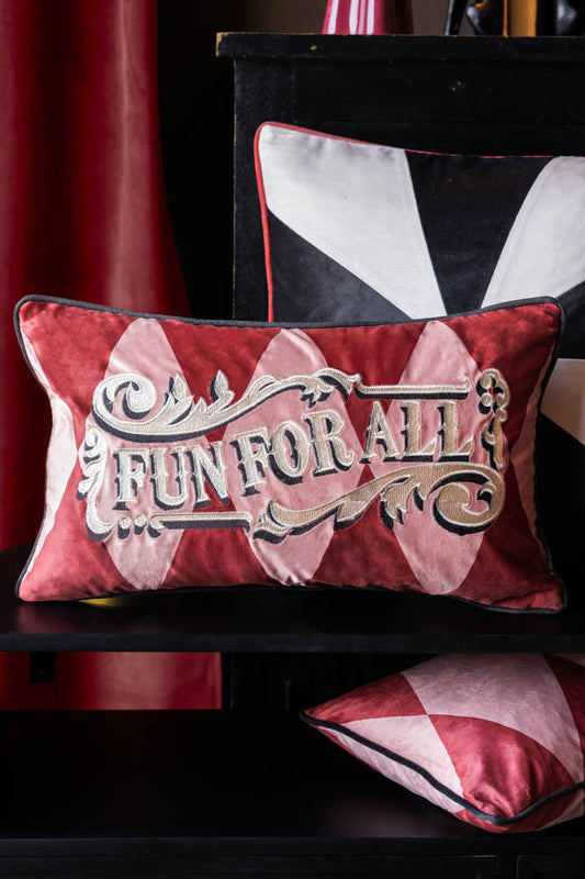 Coussin brodé doré « Fun For All »