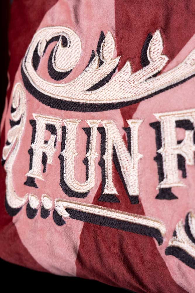 Coussin brodé doré « Fun For All »