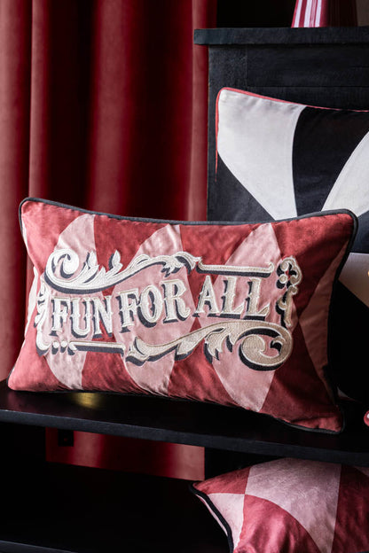 Coussin brodé doré « Fun For All »