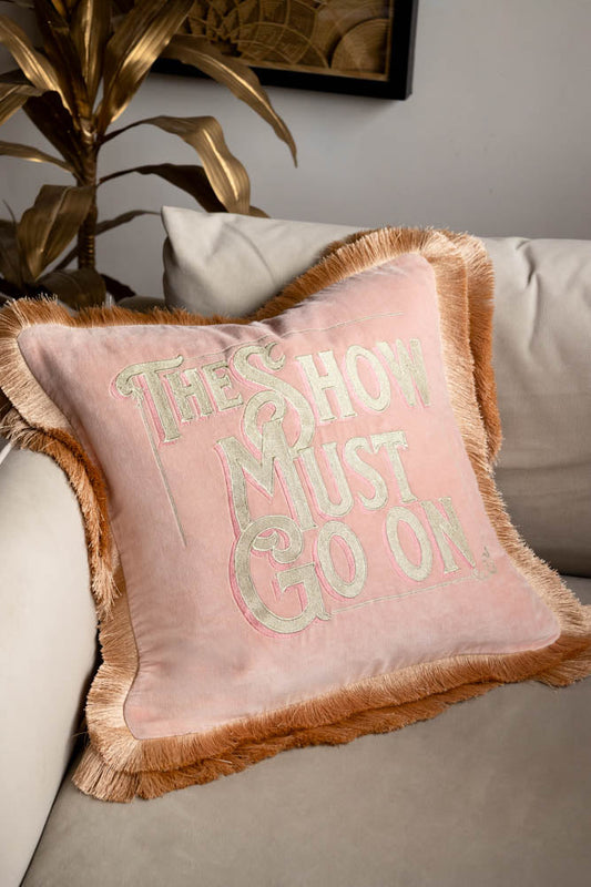 Coussin brodé à double frange en velours rose « Show Must Go On »