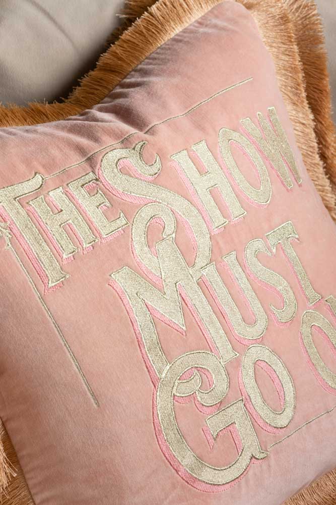 Coussin brodé à double frange en velours rose « Show Must Go On »