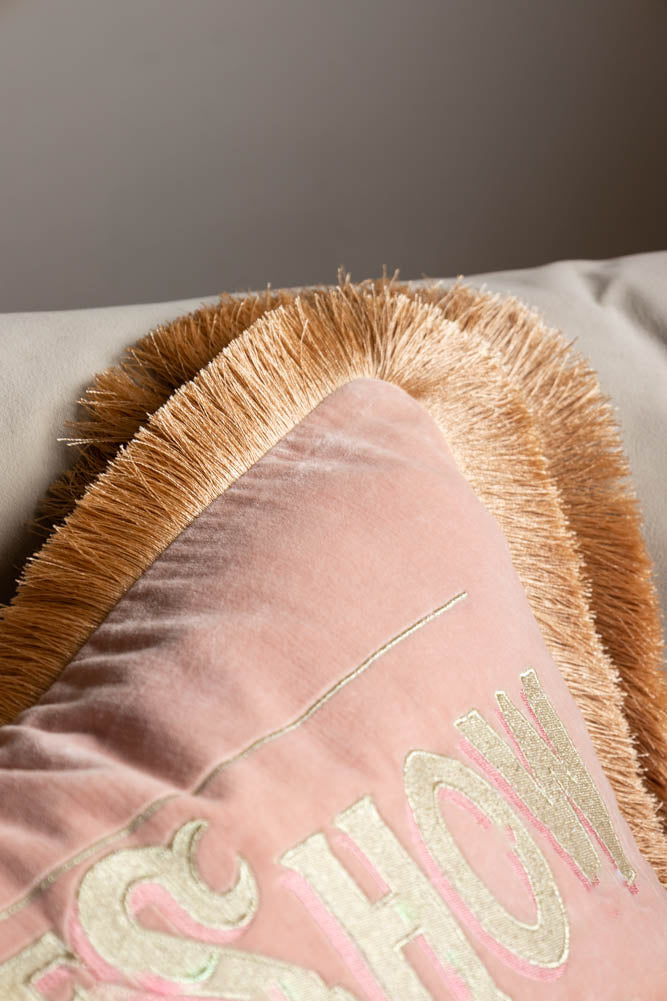 Coussin brodé à double frange en velours rose « Show Must Go On »