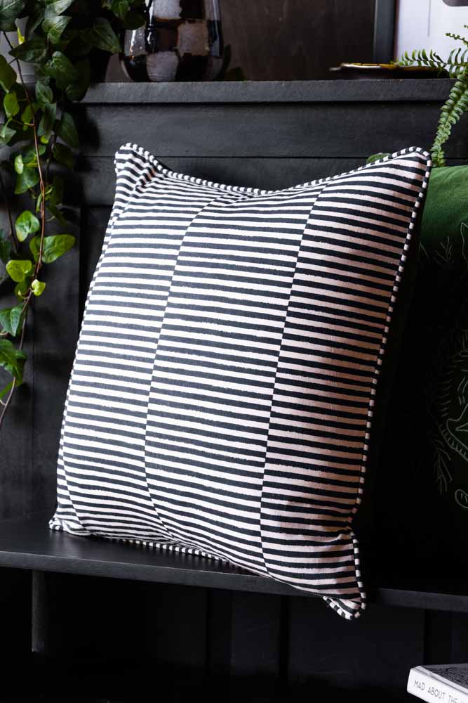 Coussin tigre brodé en velours vert et rayures monochromes