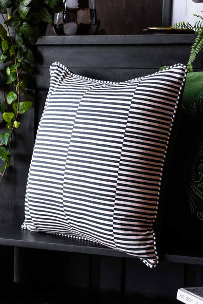 Coussin tigre brodé en velours vert et rayures monochromes