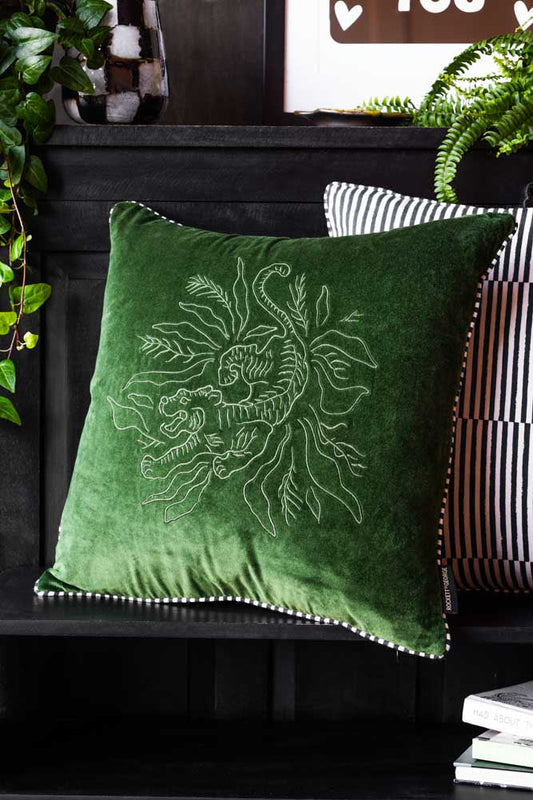 Coussin tigre brodé en velours vert et rayures monochromes