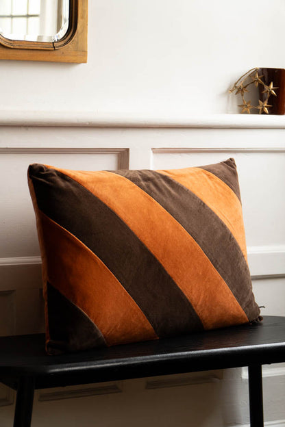Coussin en velours rayé café et moka HKLIVING