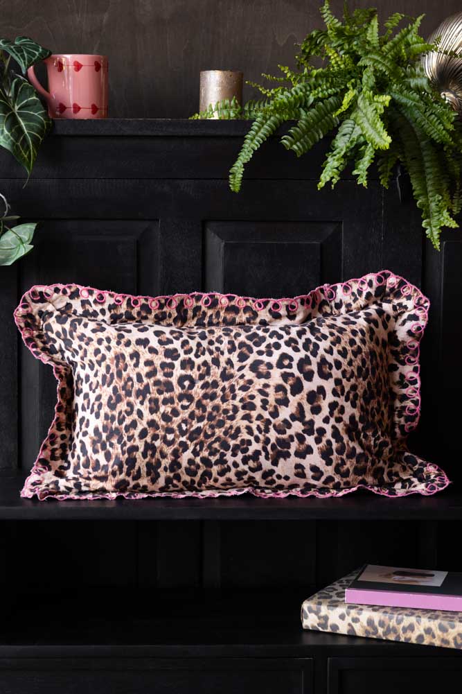 Coussin imprimé léopard avec bord festonné rose