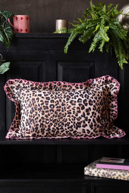 Coussin imprimé léopard avec bord festonné rose