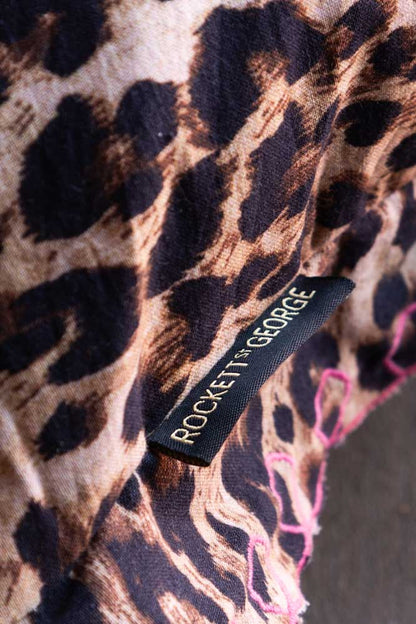 Coussin imprimé léopard avec bord festonné rose