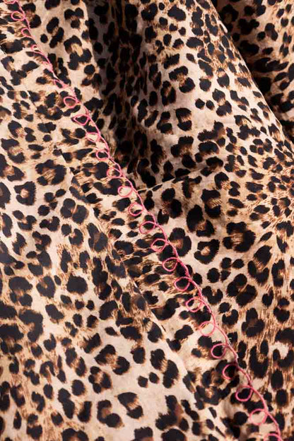 Couette à bords festonnés à imprimé léopard