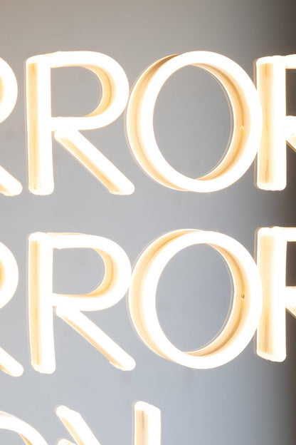 Miroir, miroir… Applique murale néon encadrée – Disponible en deux options