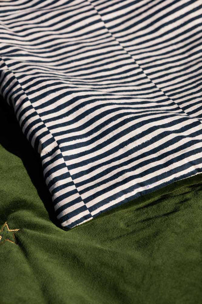 Couette réversible à rayures monochromes et velours vert