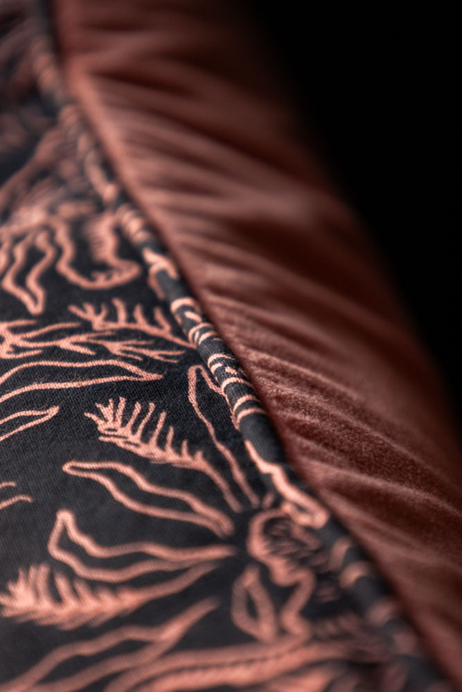 Coussin Tigre brodé en velours rose