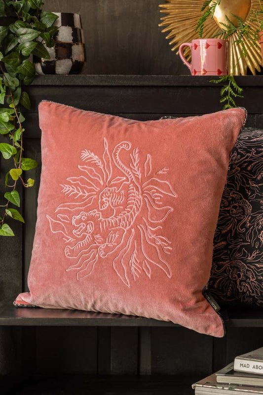 Coussin Tigre brodé en velours rose