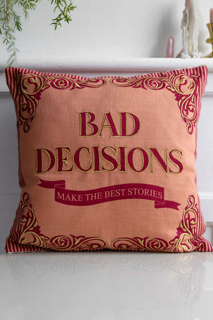 Coussin brodé rose et or « Mauvaises décisions »