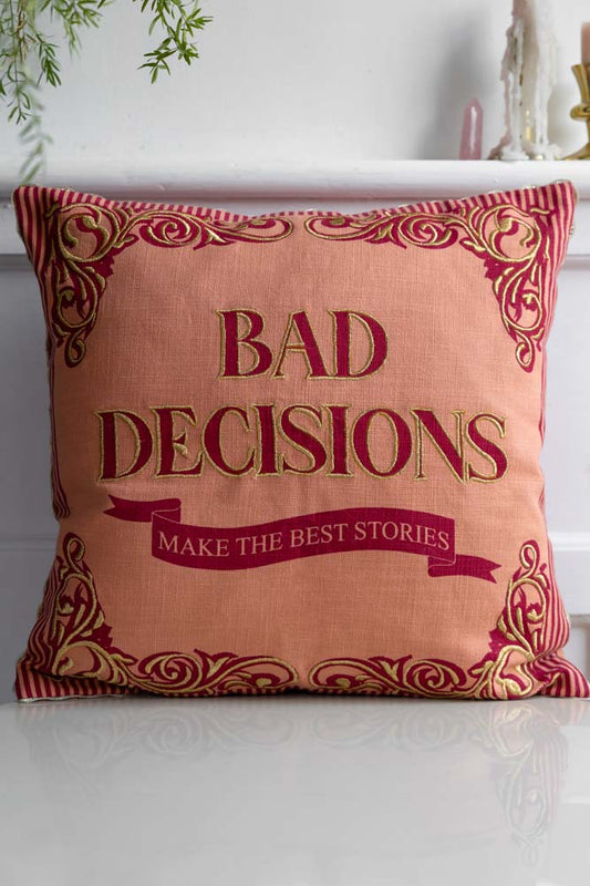 Coussin brodé rose et or « Mauvaises décisions »