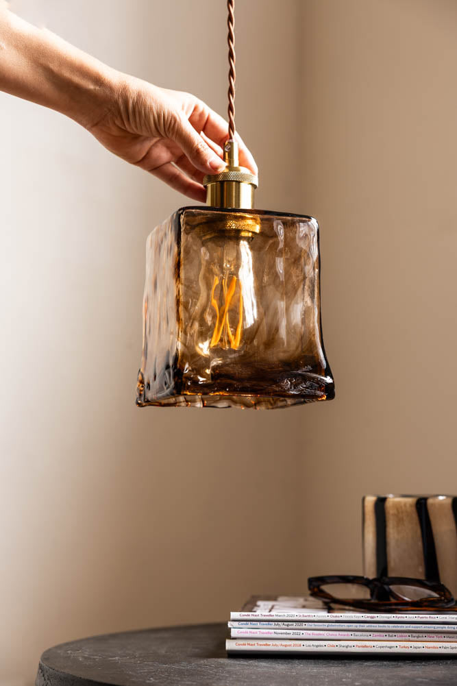 Plafonnier sophistiqué en verre carré marron foncé