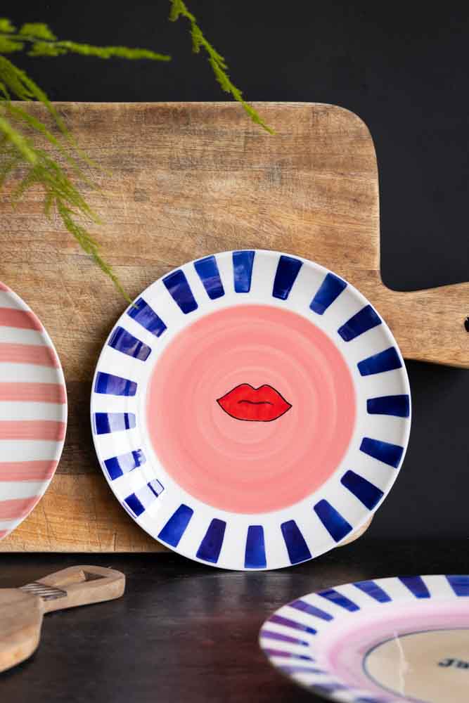 Assiette de service en céramique à bordure rayée et lèvres